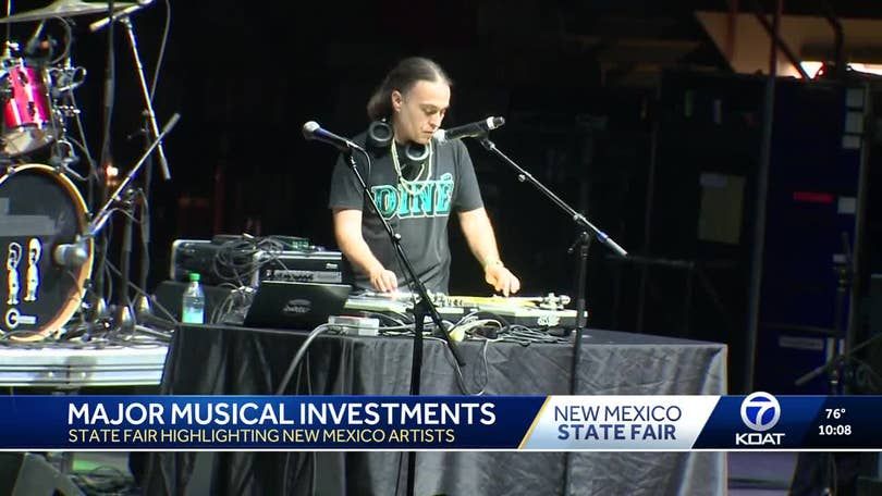 En DJ vid sitt mixerbord på en scen under New Mexico State Fair.