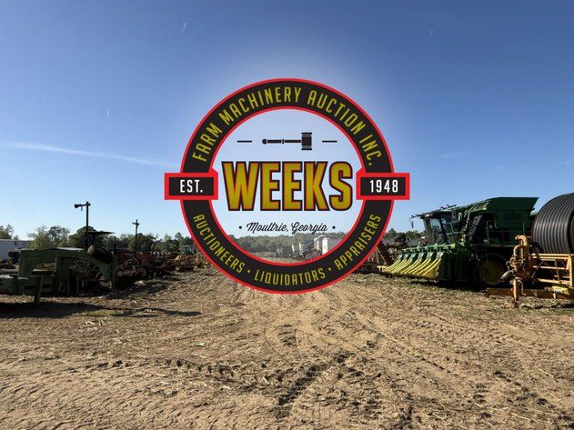 Logotyp för Weeks Farm Machinery Auction över en auktionsplats med lantbruksmaskiner.