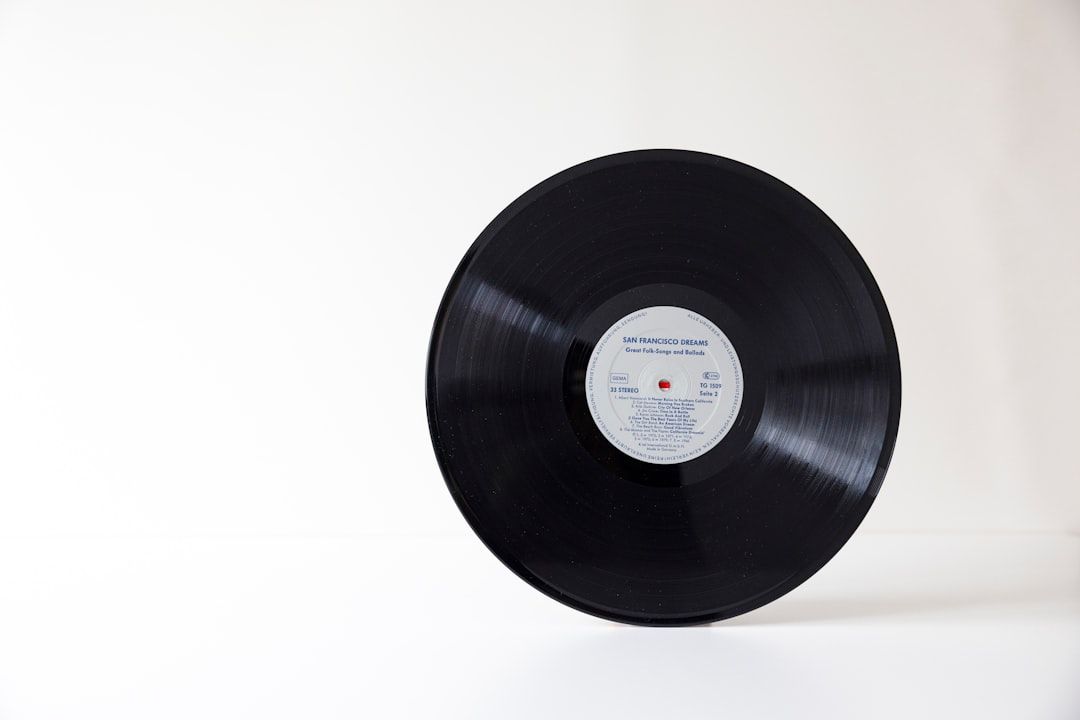 En klassisk svart vinylskiva mot en ljus bakgrund.